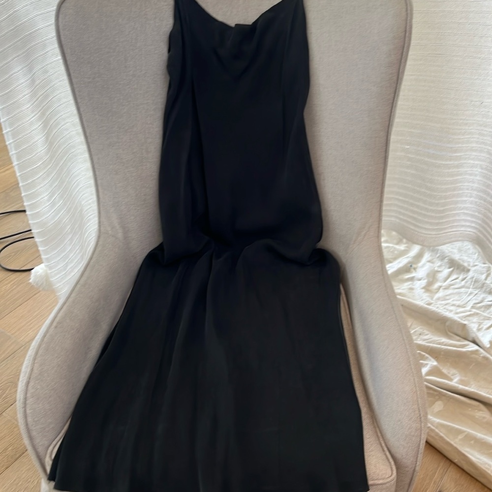 Silky sheath dress.  60% Cupro 40% Viscose